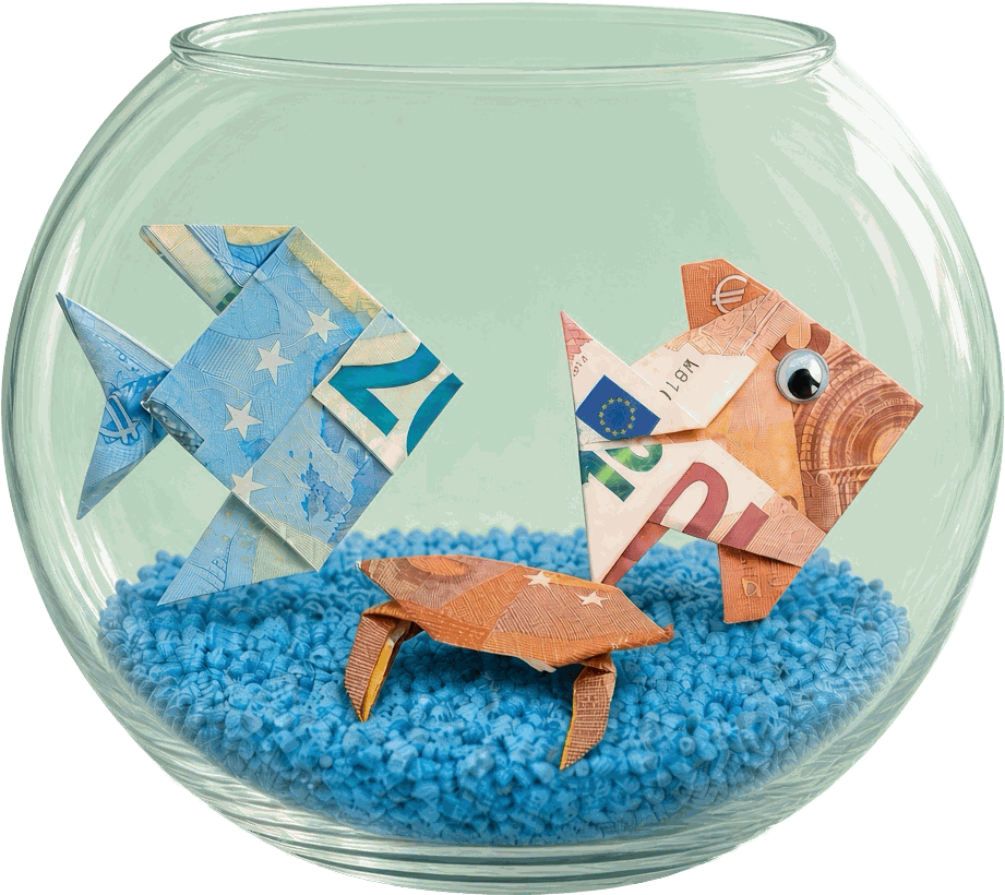 Goldfischglas mit blauem Dekogranulat, darin zwei aus Geldscheinen gefaltete Fische und eine gefaltete Krabbe